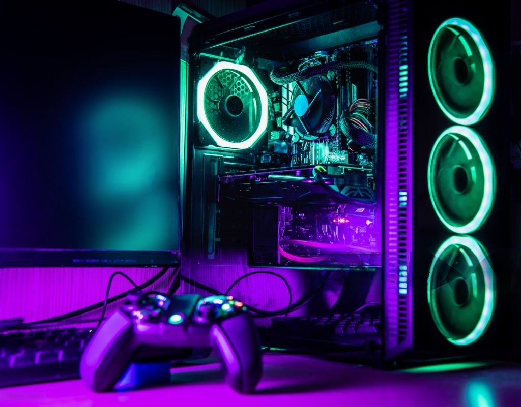 pc gamer, monitor y control de xbox en un escritorio