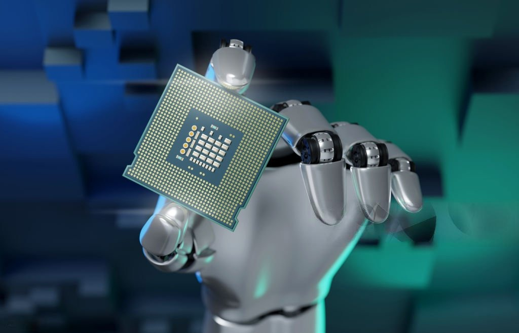 mano robotica sosteniendo un microprocesador